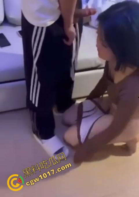 精神小妹校园暴力画面:强迫女同学强口交做爱并录制视频,女生泪流满脸,恶心视频曝光全网!-4