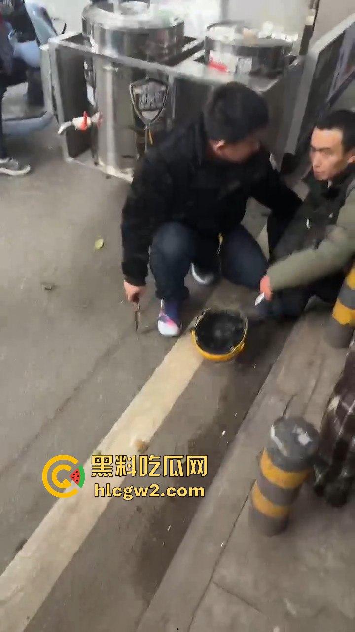 成都惠王陵半边街冲突升级!司机骂外卖员还动手,结果被外卖小哥抹了脖子!-3