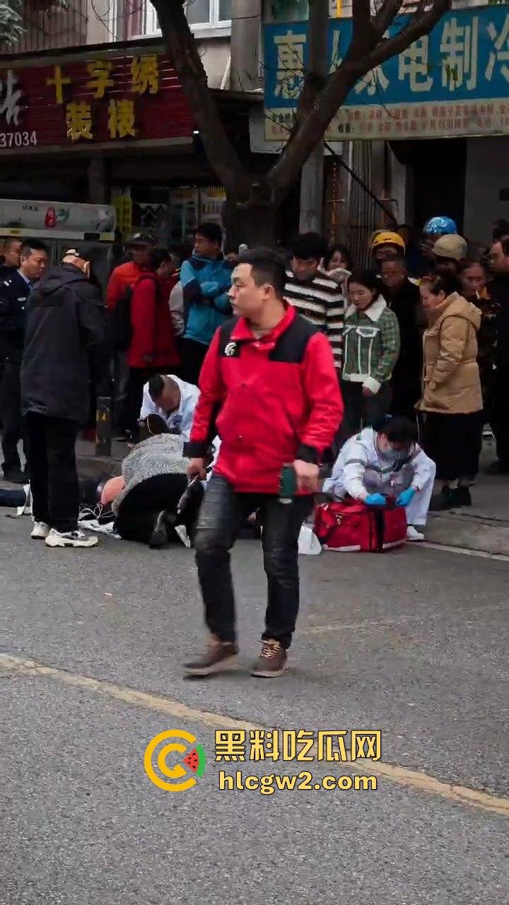 成都惠王陵半边街冲突升级!司机骂外卖员还动手,结果被外卖小哥抹了脖子!-4