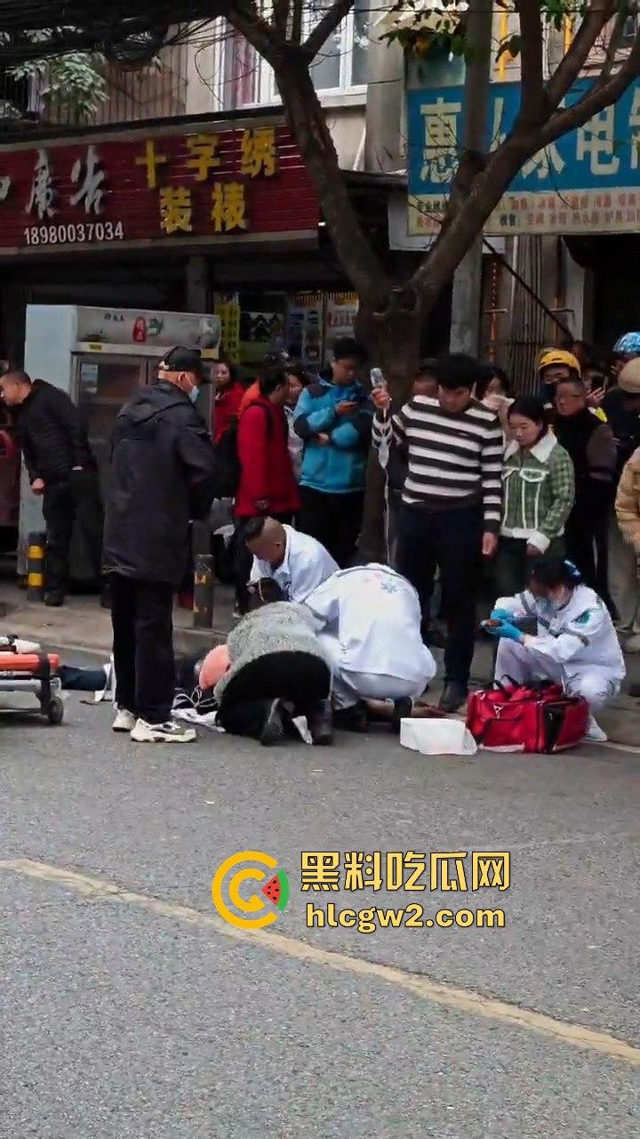 成都惠王陵半边街冲突升级!司机骂外卖员还动手,结果被外卖小哥抹了脖子!-5