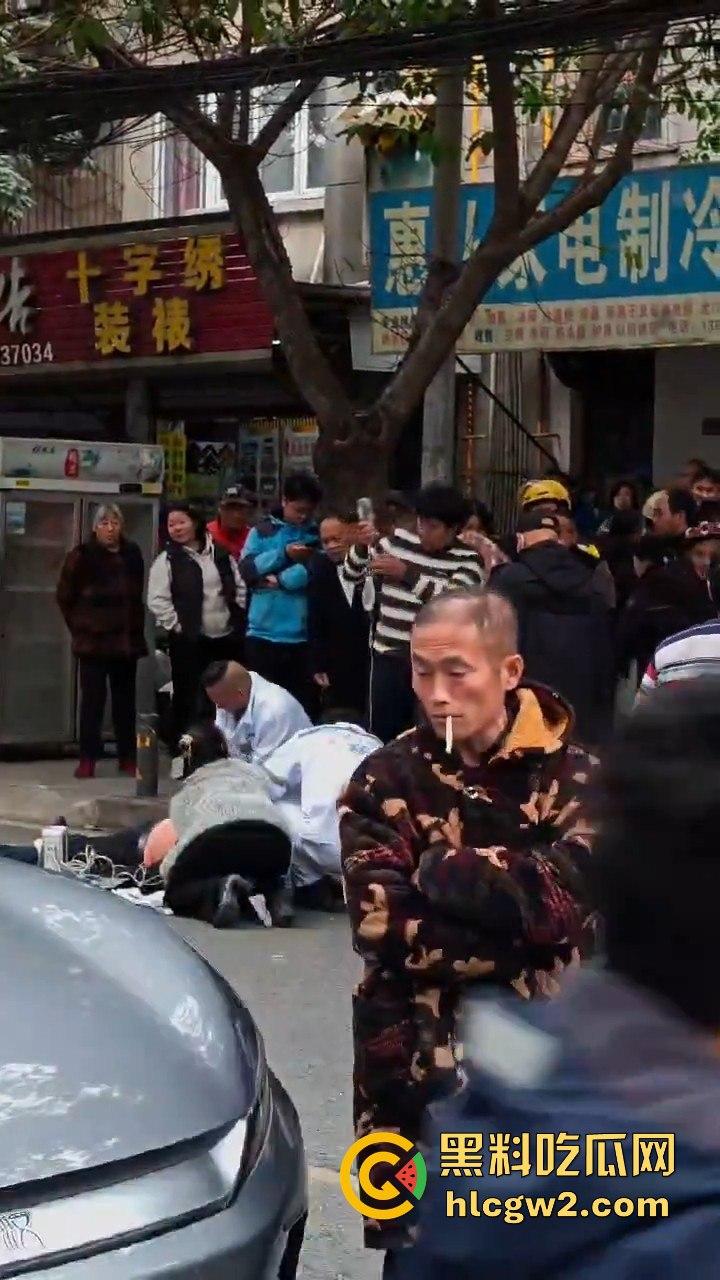 成都惠王陵半边街冲突升级!司机骂外卖员还动手,结果被外卖小哥抹了脖子!-6