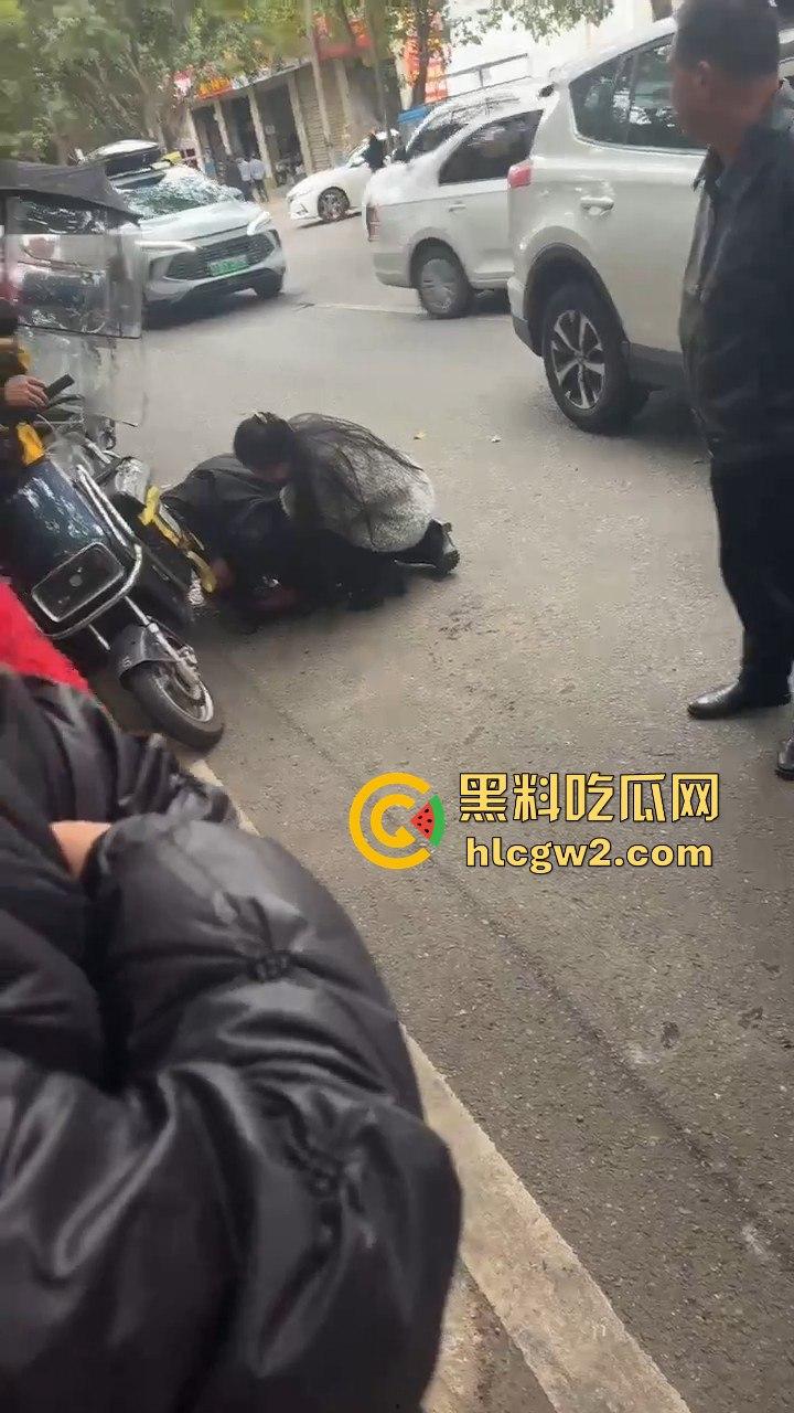 成都惠王陵半边街冲突升级!司机骂外卖员还动手,结果被外卖小哥抹了脖子!-11