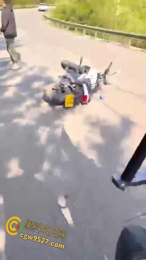 抖音清纯机车妹【是肉肉呀】,路边高速压弯,不慎滑倒人都甩飞了,这下全村又得开席了 !-2