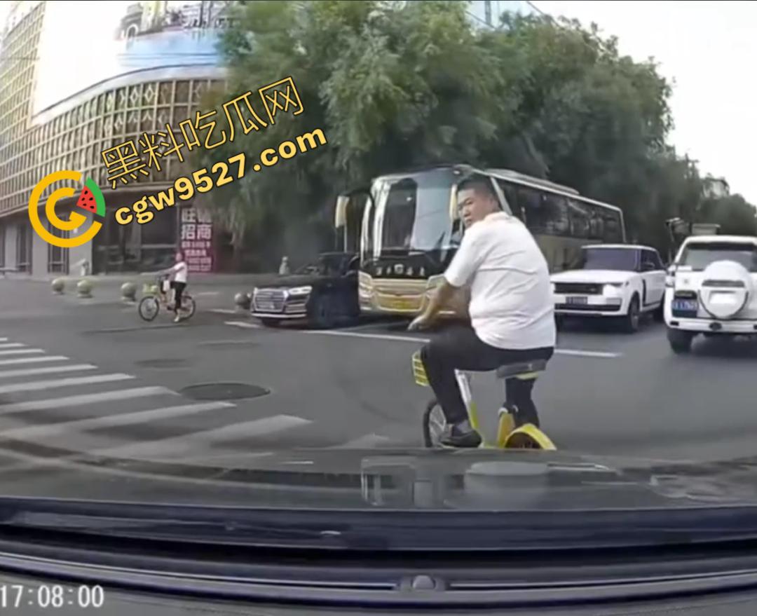 00后小鲜肉怒路症发作!街头反复怒撞大叔,下车继续叫嚣:“ 没人治你, 00后治你”-2