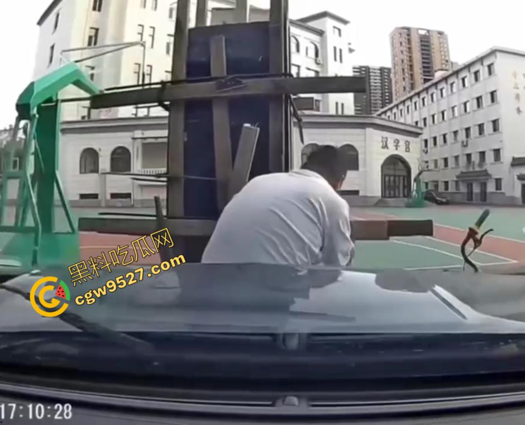 00后小鲜肉怒路症发作!街头反复怒撞大叔,下车继续叫嚣:“ 没人治你, 00后治你”-5