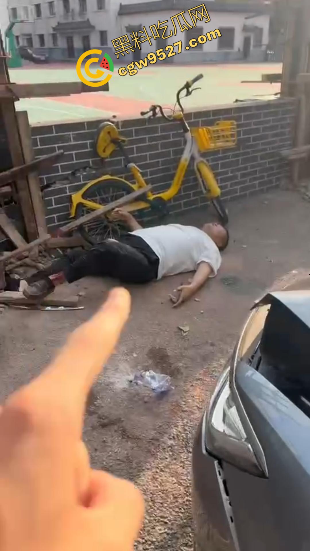 00后小鲜肉怒路症发作!街头反复怒撞大叔,下车继续叫嚣:“ 没人治你, 00后治你”-6