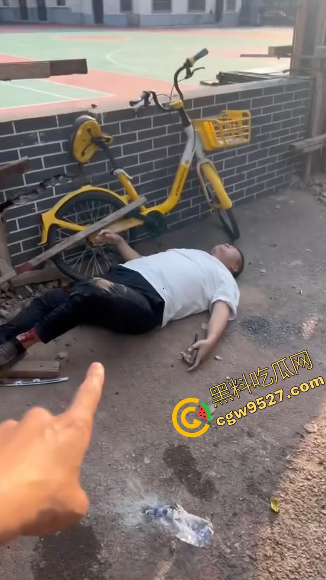 00后小鲜肉怒路症发作!街头反复怒撞大叔,下车继续叫嚣:“ 没人治你, 00后治你”-7