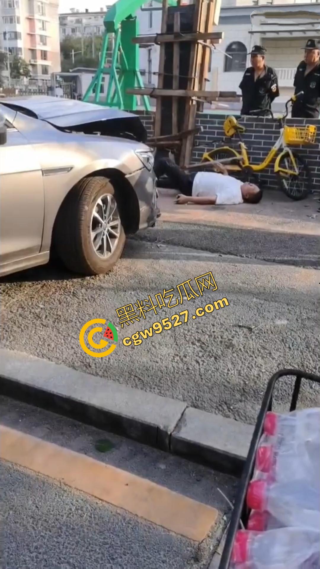 00后小鲜肉怒路症发作!街头反复怒撞大叔,下车继续叫嚣:“ 没人治你, 00后治你”-8