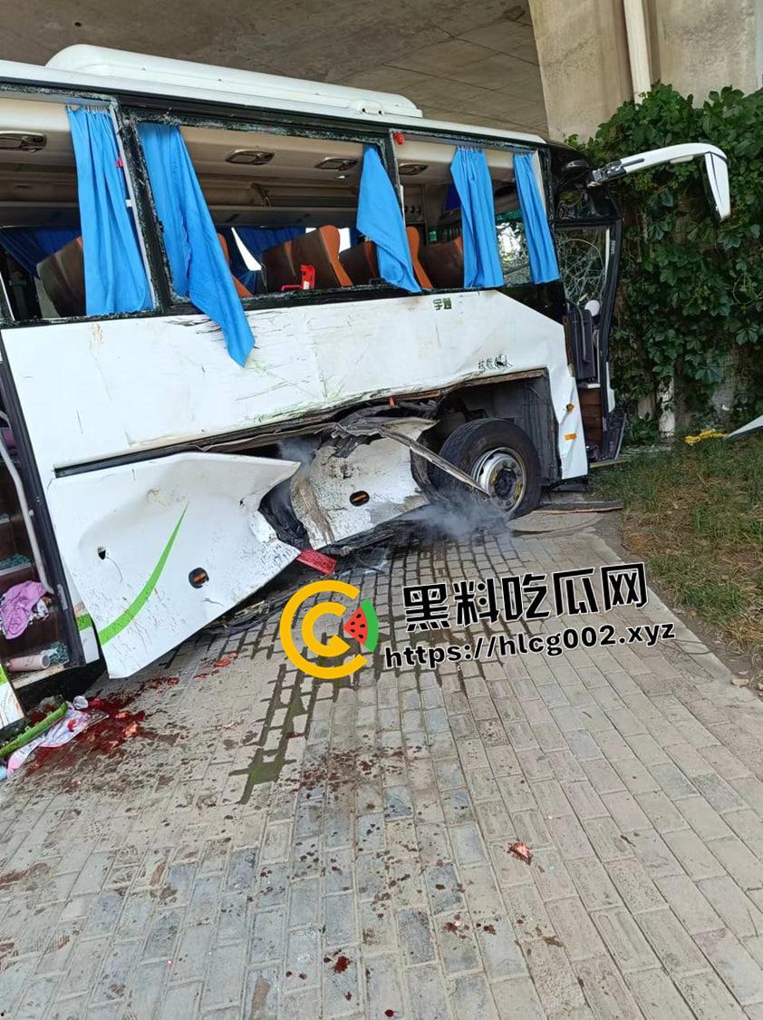 江苏南通渣土车撞翻装满春游学生的校车 死伤无数 一地尸体碎片 现场血腥视频流出-1