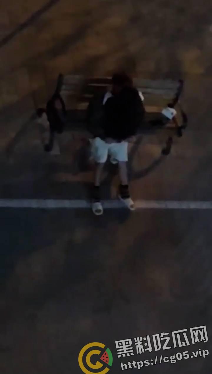 是兄弟就来一起打野战!山西某校园内好兄弟组团路边长椅打野战-2