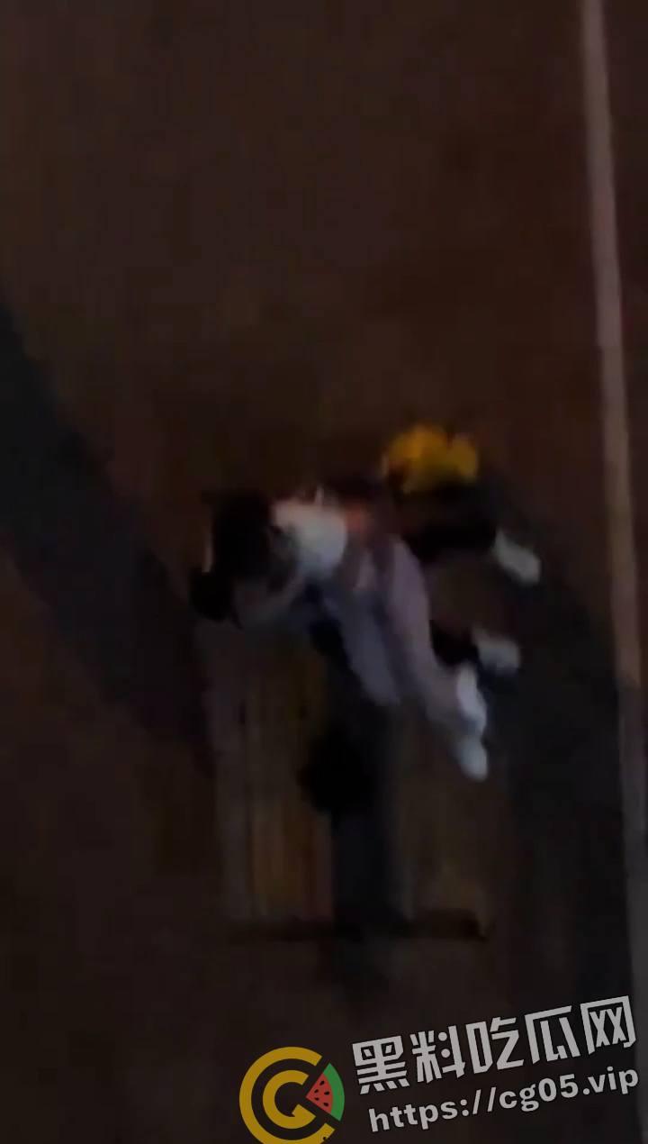 是兄弟就来一起打野战!山西某校园内好兄弟组团路边长椅打野战-3