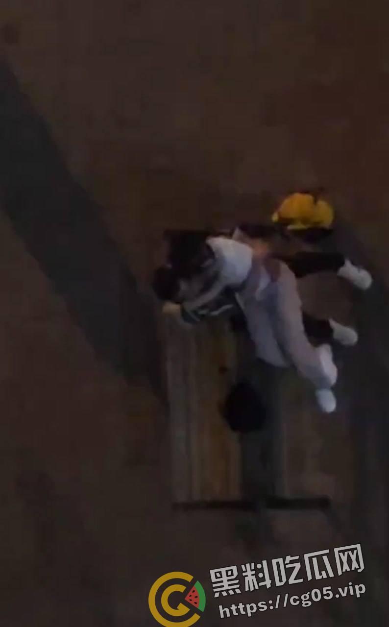 是兄弟就来一起打野战!山西某校园内好兄弟组团路边长椅打野战-5