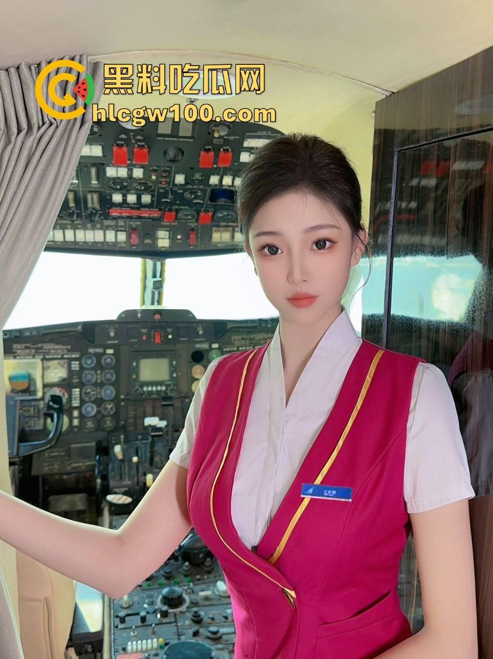 八块腹肌机长酒店约炮极品空姐流出 黑丝大奶肥臀让人喷血 舔逼狂魔机长疯狂舔穴 吃到丝袜湿透都不放过!-2