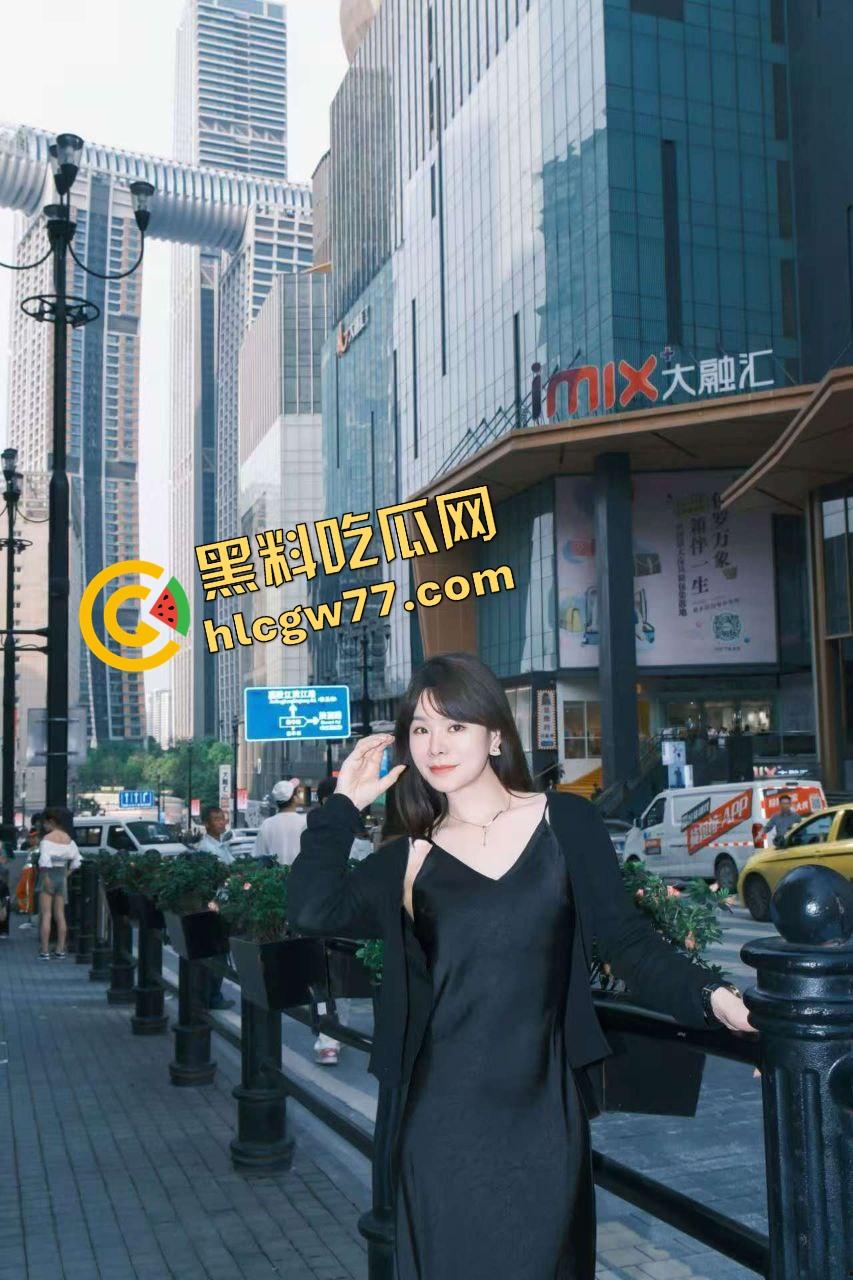 上海美术学院【李珂】光着身子拴狗链、全裸贴地在马路上爬,身上还缠着发光灯,精液喷得屁股蛋上反光!-4