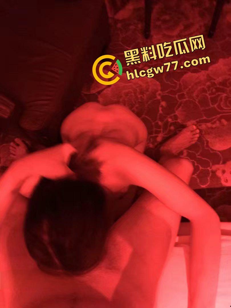 上海美术学院【李珂】光着身子拴狗链、全裸贴地在马路上爬,身上还缠着发光灯,精液喷得屁股蛋上反光!-15