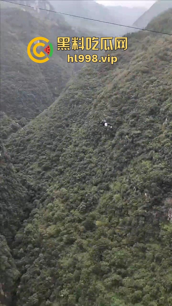 尼珠河大峡谷惊现艺高人胆大！索道上玩降落伞，伞打不开？那就是直接吃席！-1