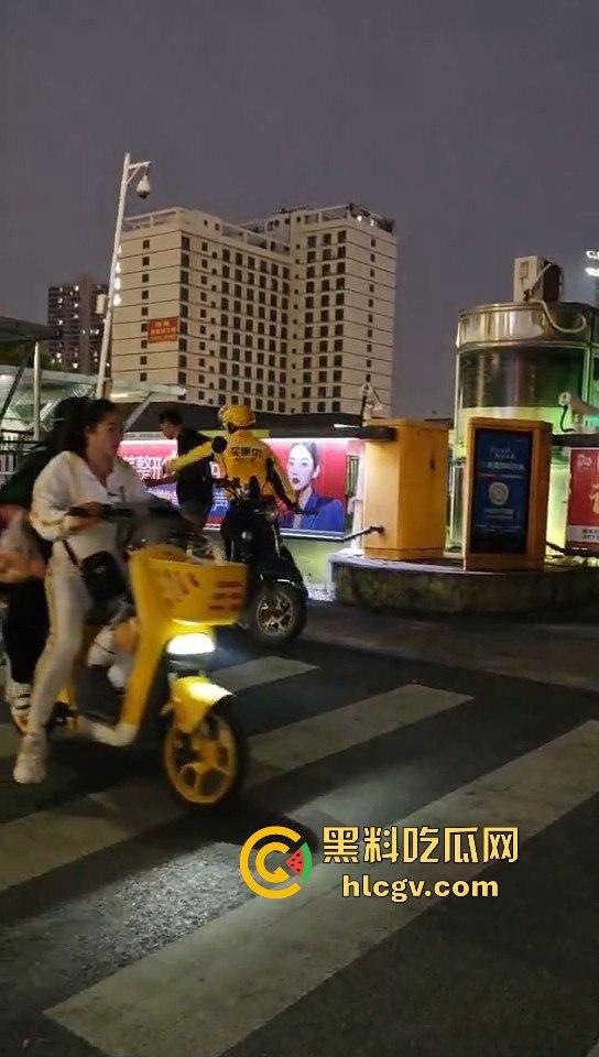 外卖小哥化身刀仔街头砍黑衣男！老实人爆发也吓人，但动刀就真是过火了！-1