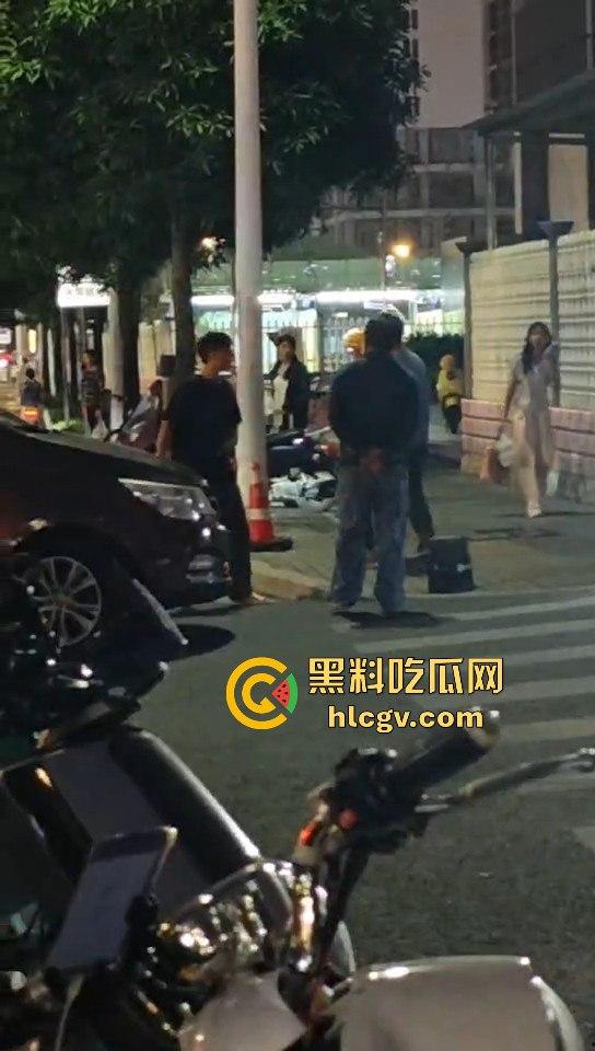 外卖小哥化身刀仔街头砍黑衣男！老实人爆发也吓人，但动刀就真是过火了！-11