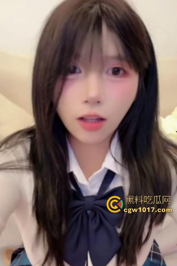 美女【落月】穿校服一对一道具自慰!谁知是隔壁大爷买断视频在看,听到说喜欢美国人鸡巴,大爷都自卑了!-1