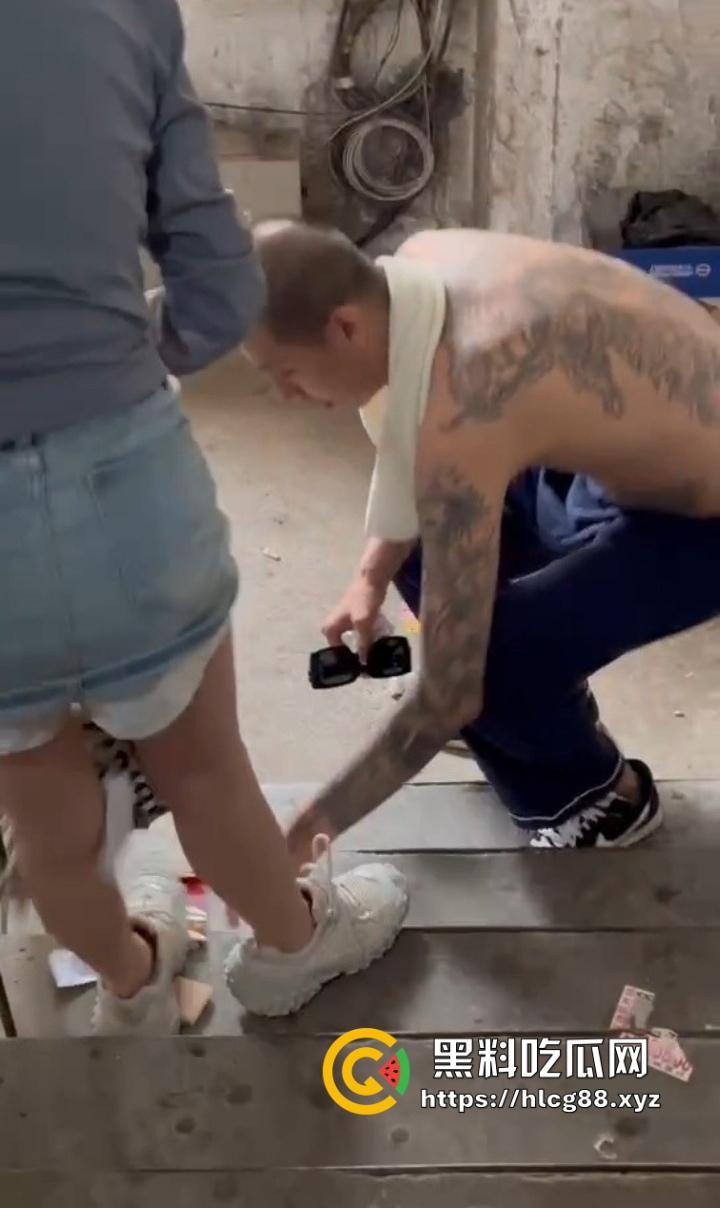 精神小妹嗑药吹气球嗨过头,走路像丧尸被精神小伙按水里洗脸,清醒后还想再嗨!-9