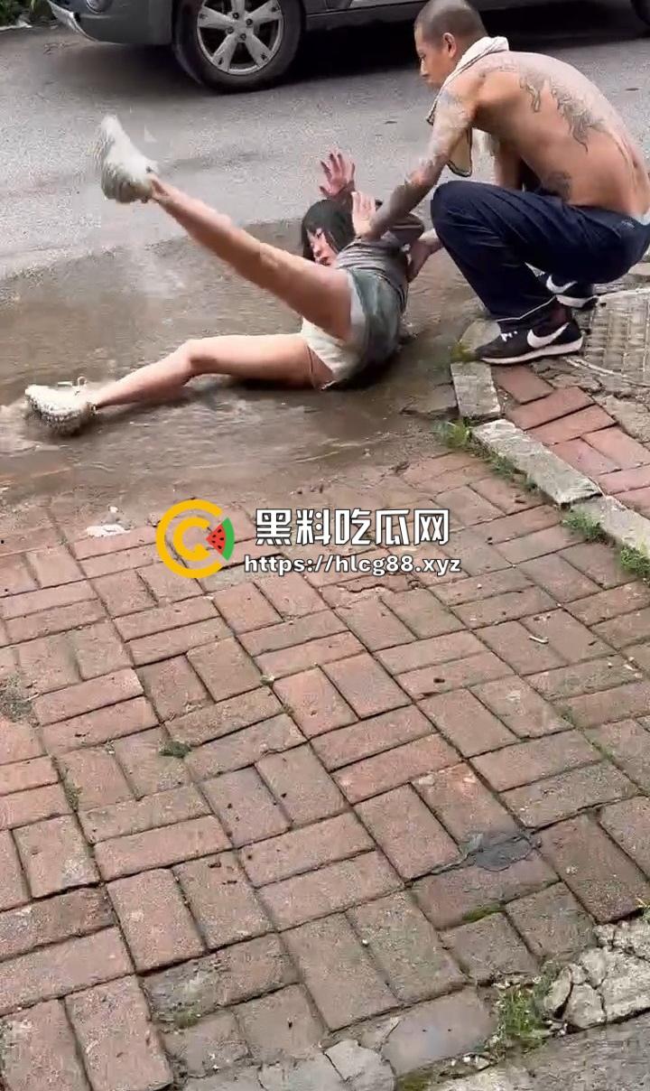 精神小妹嗑药吹气球嗨过头,走路像丧尸被精神小伙按水里洗脸,清醒后还想再嗨!-12