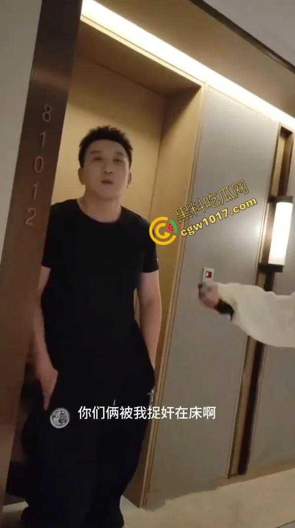 抖音百万网红【妖怪ZZzAI】酒店被抓奸，女友怒曝3P女粉视频，暴打女友，精液横流，人设崩塌，粉丝暴怒退粉！-4