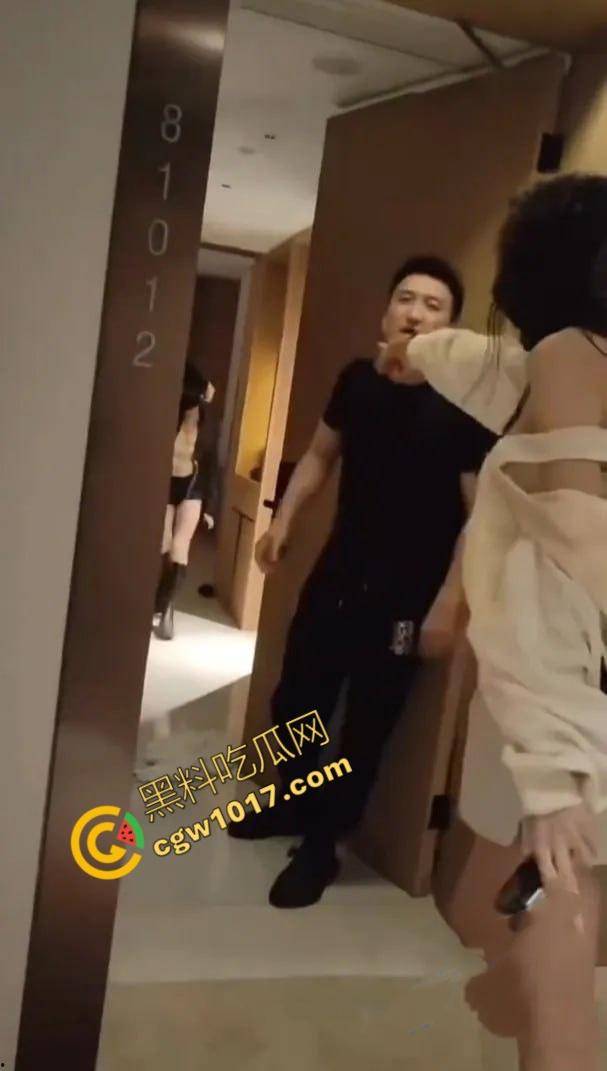 抖音百万网红【妖怪ZZzAI】酒店被抓奸，女友怒曝3P女粉视频，暴打女友，精液横流，人设崩塌，粉丝暴怒退粉！-5