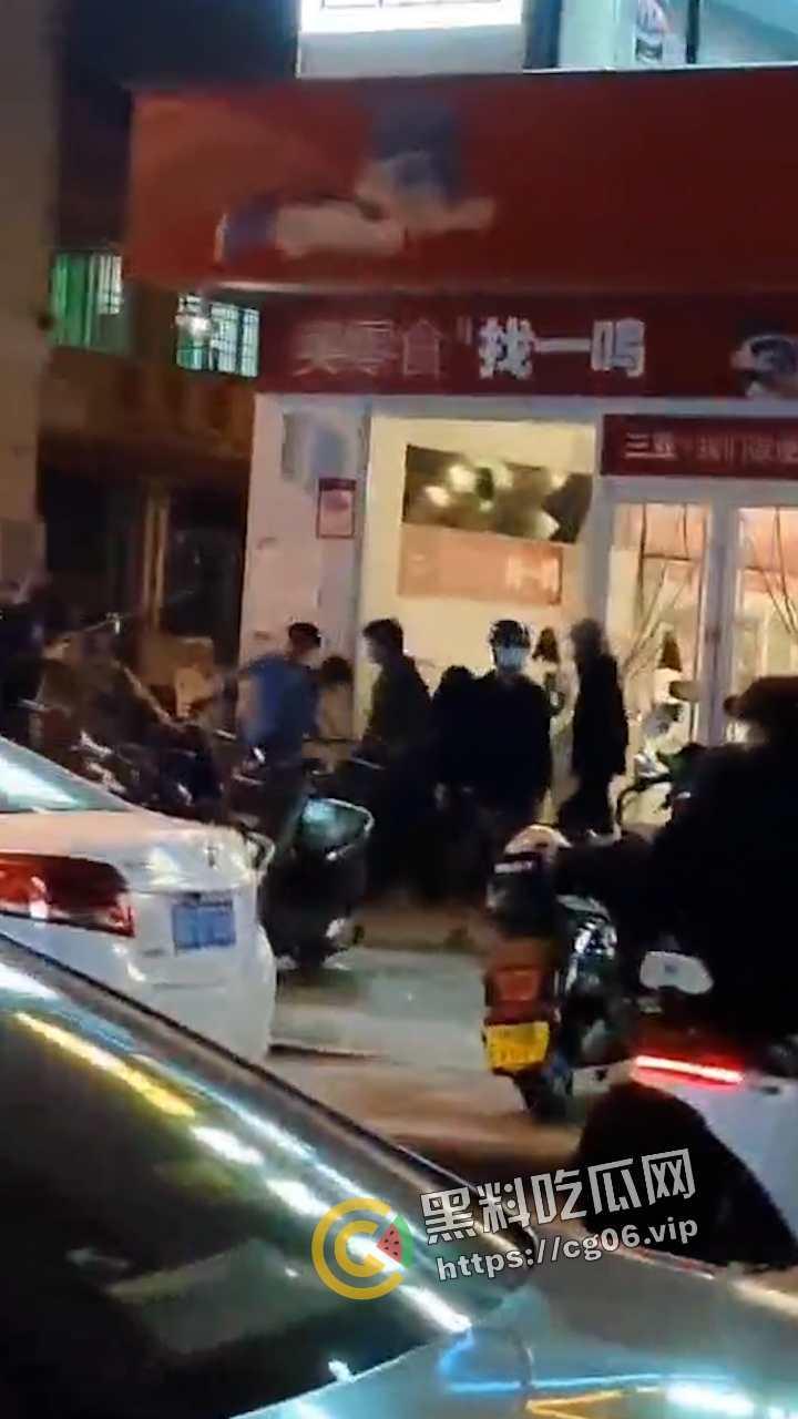 海南三亚商品街精神小伙再闹事!大砍刀抡起来就砍 警察劝架连警察都干 现场画面热血沸腾-3
