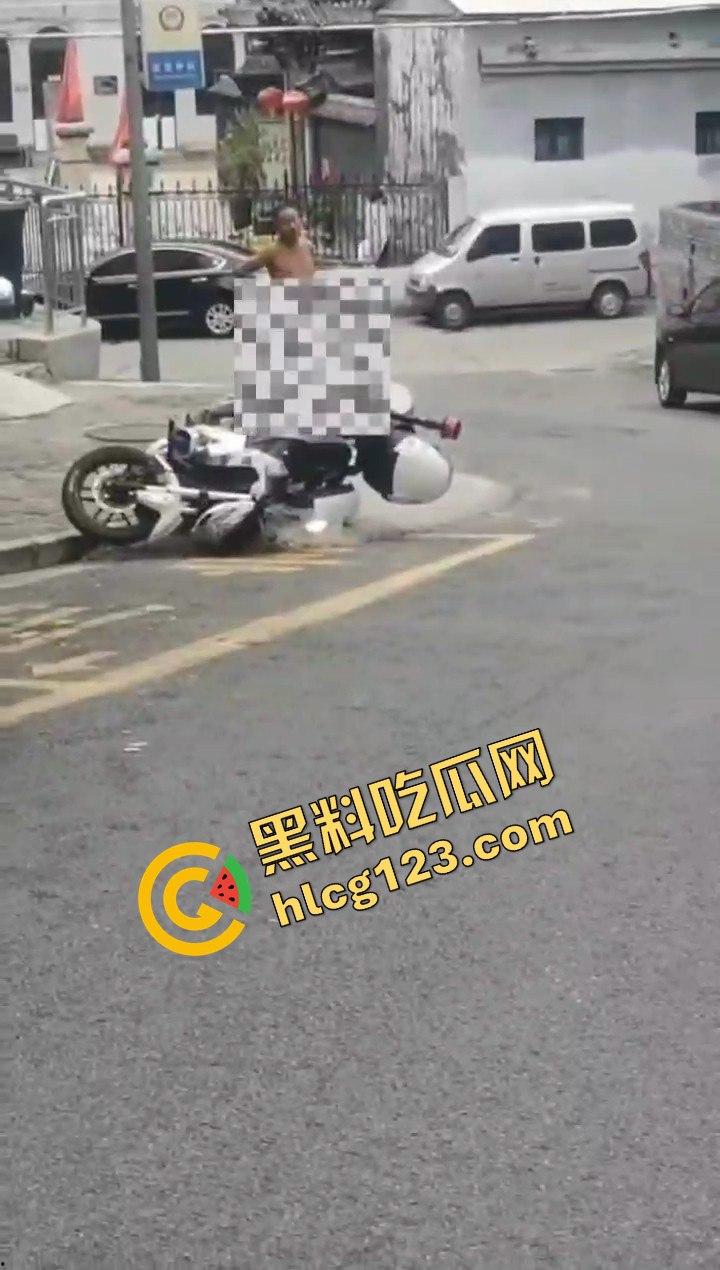 山西阳泉疯狂男子保晋路发疯砸车,连警车也不放过!-7