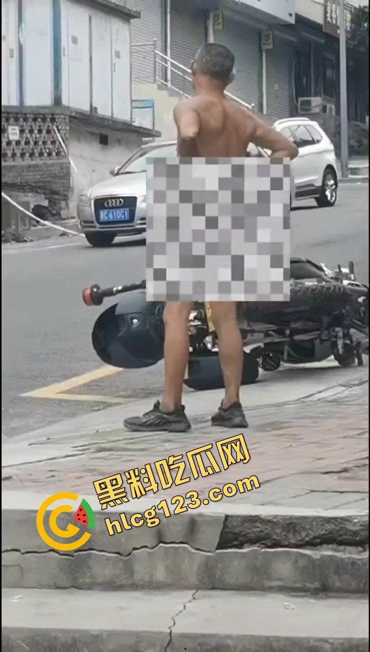 山西阳泉疯狂男子保晋路发疯砸车,连警车也不放过!-8