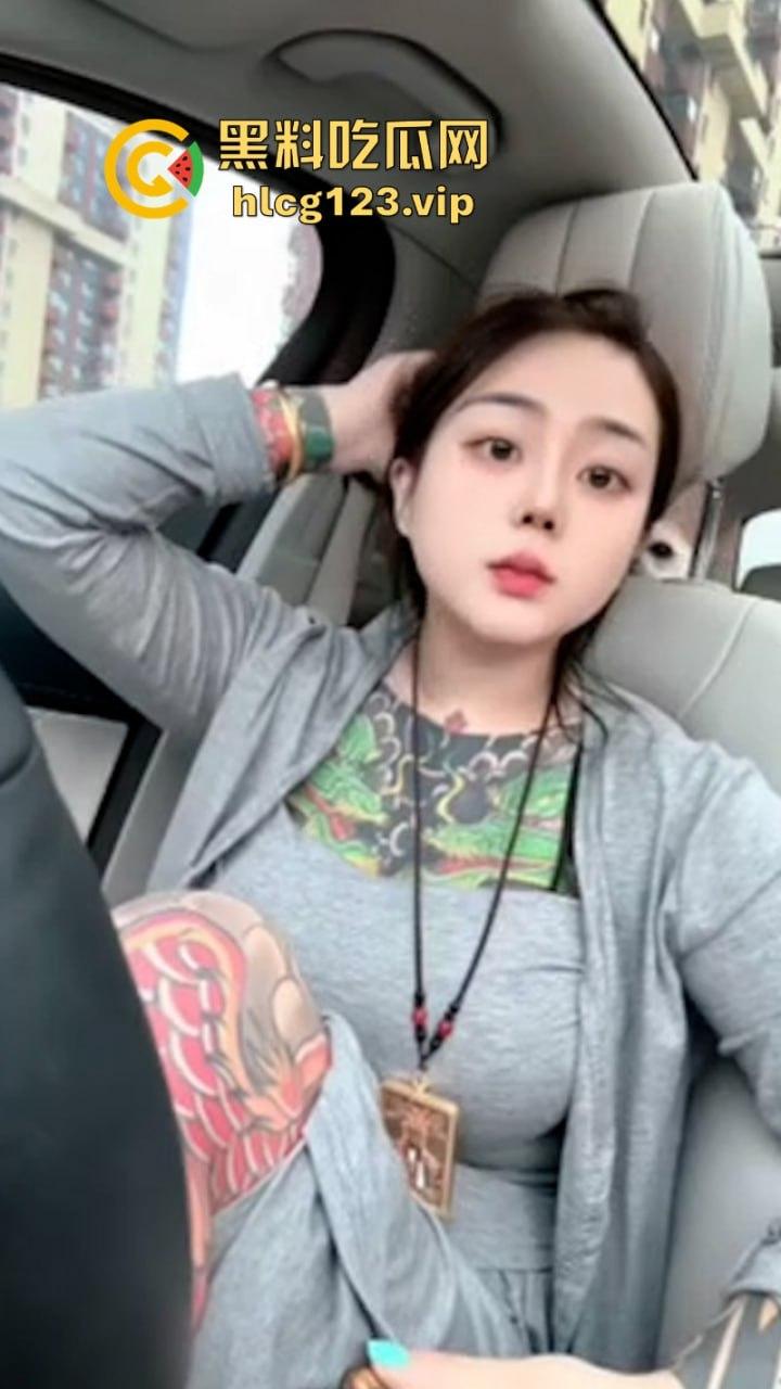 快手小网红【美美美美如】私拍除了奶子全身通体刺青 一字马疯狂甩奶是个实打实的骚货!-4