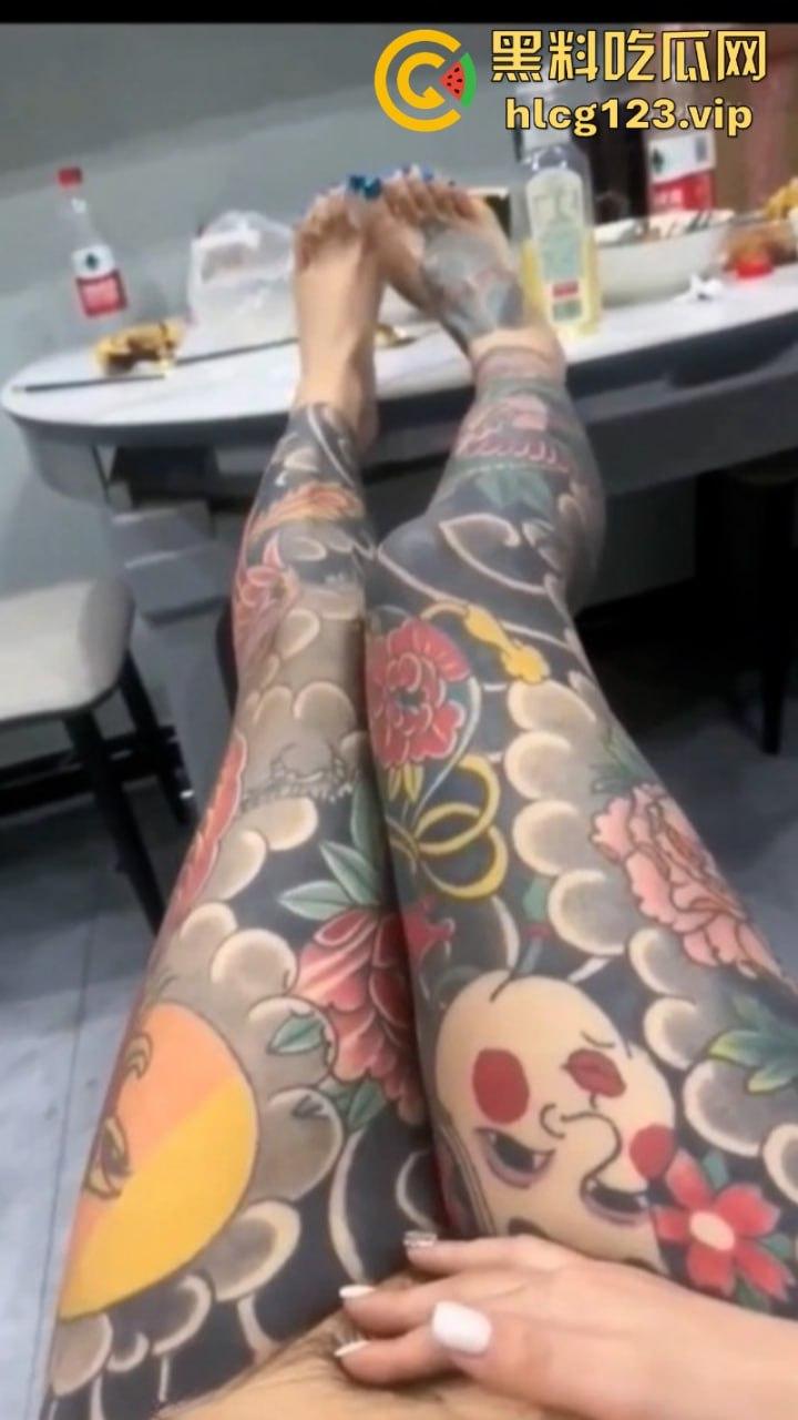 快手小网红【美美美美如】私拍除了奶子全身通体刺青 一字马疯狂甩奶是个实打实的骚货!-8