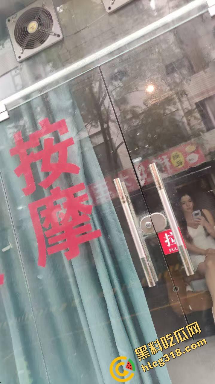 代驾小哥走错路,误入广州快餐洞洞乐街,5分钟看到20个站街妹,还有人主动贴窗舔门把,狼友们你们懂?-10