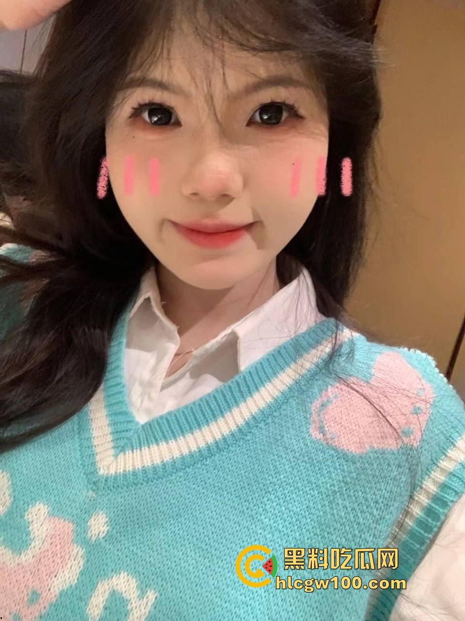 大神成功拿下00后长腿清纯嫩妹，粉嫩制服小套装修长美腿，看似初恋脸小白兔，等着调教成胯下骚母狗！-4