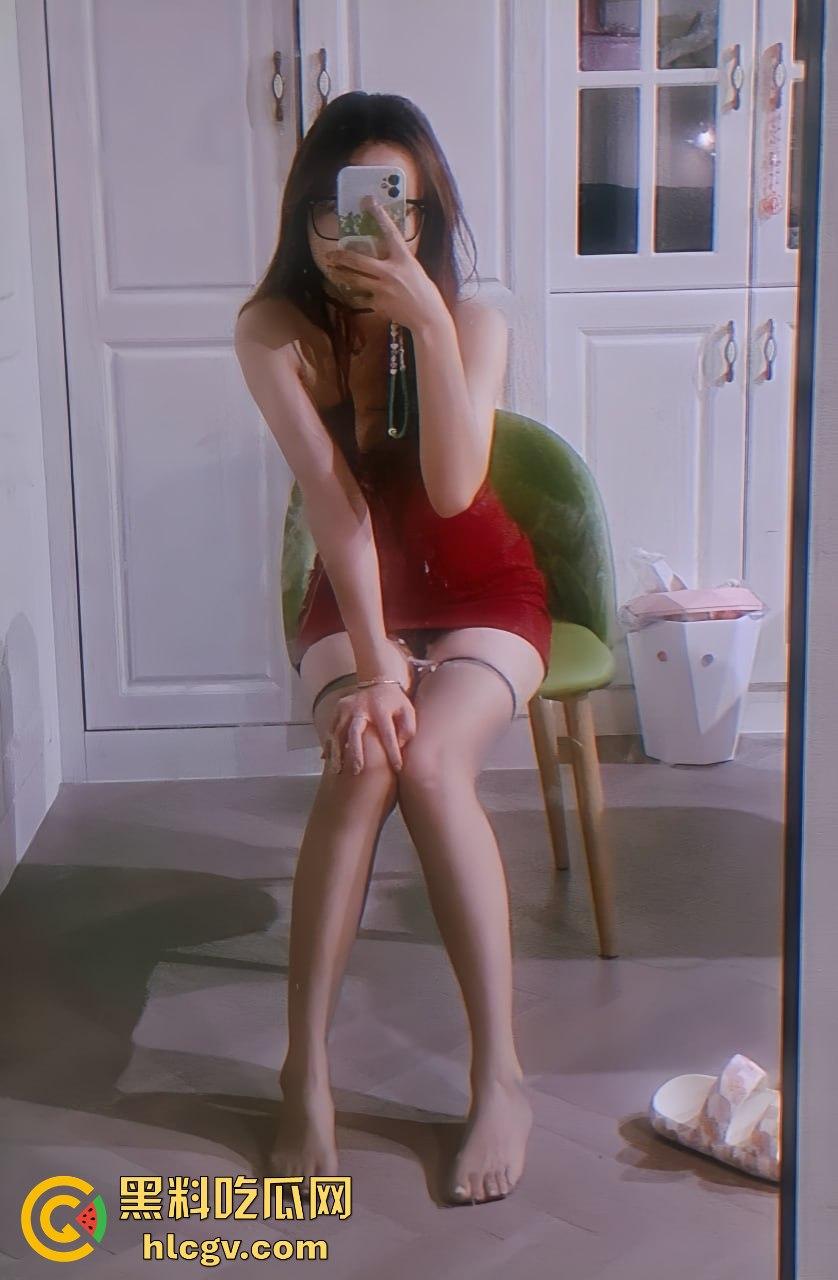 广州财经学院妹子【苗青玉】阿里云盘视频泄露!死库水白丝JK玩炮机,跪地吃鸡巴画面劲爆-7