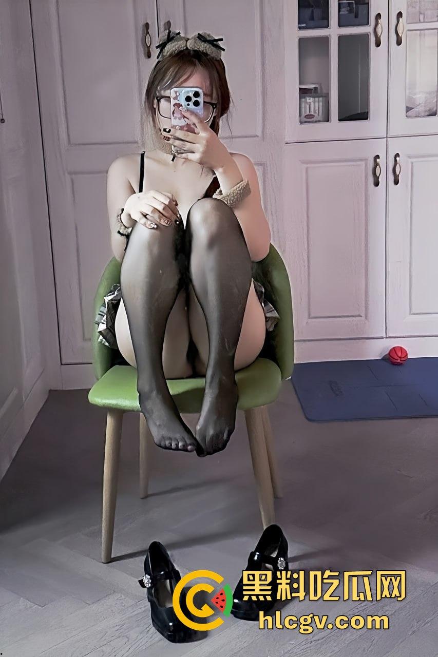 广州财经学院妹子【苗青玉】阿里云盘视频泄露!死库水白丝JK玩炮机,跪地吃鸡巴画面劲爆-11