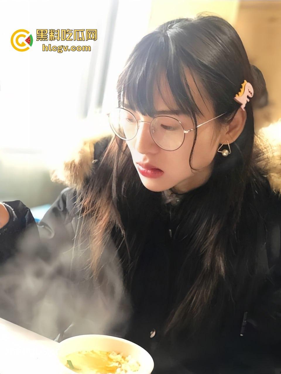 广州财经学院妹子【苗青玉】阿里云盘视频泄露!死库水白丝JK玩炮机,跪地吃鸡巴画面劲爆-12