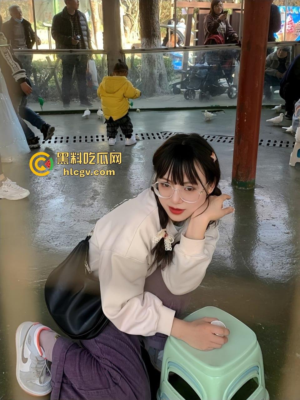 广州财经学院妹子【苗青玉】阿里云盘视频泄露!死库水白丝JK玩炮机,跪地吃鸡巴画面劲爆-16