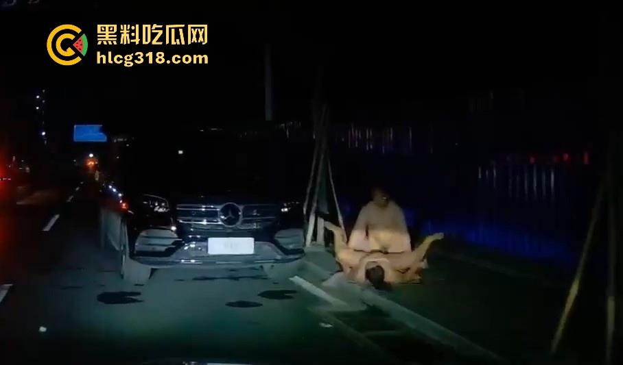 夜晚停车位偶遇户外博主，马路边操逼，灯光移开马上继续，也不知道有没有吓阳痿！-5