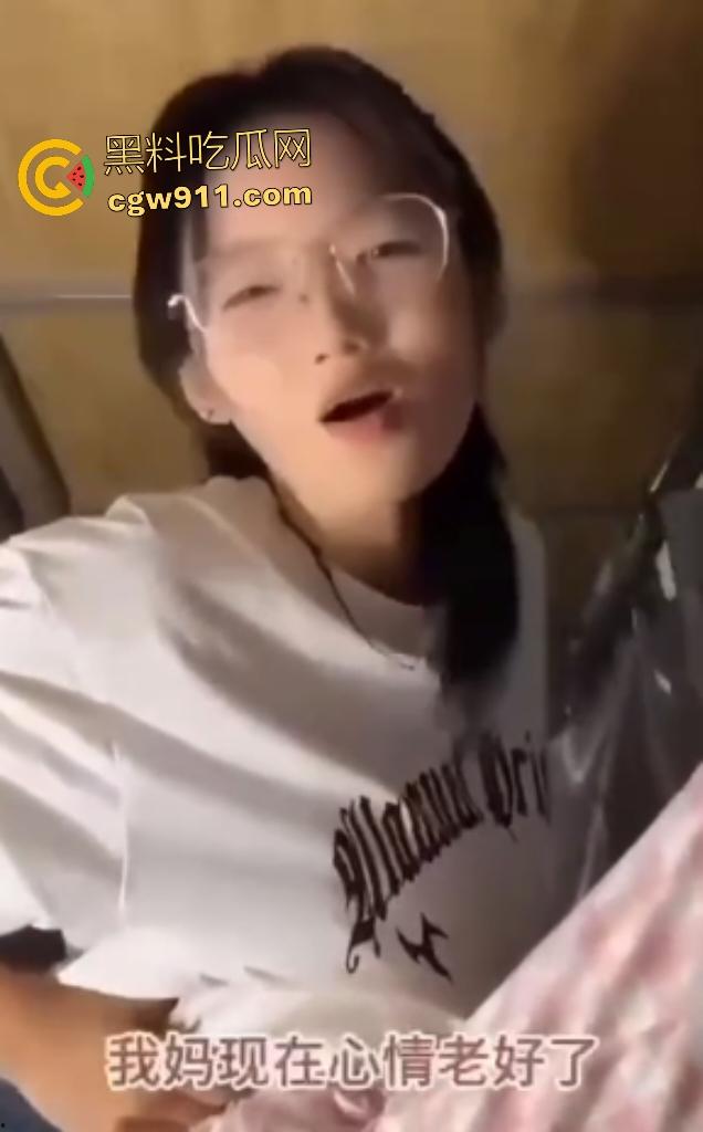 抖音【困困兔】宿舍色播,自慰插巨型玩具无声高潮,口交粉丝深喉哽咽,公狗鸡巴顶喉压抑不住浪叫!-3