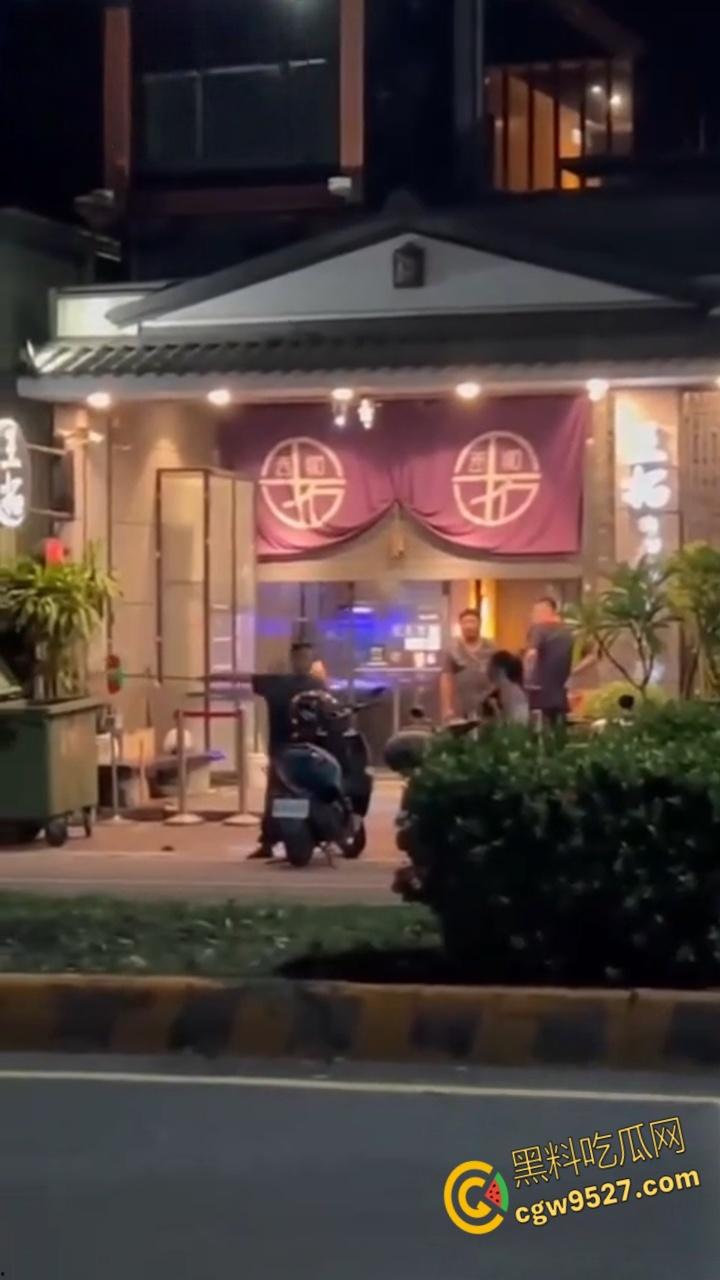 台湾高雄市郭姓男子,当街暴打23岁女友,持扫把狂殴致断扯发拖行,视频曝光过程全被拍 !-1