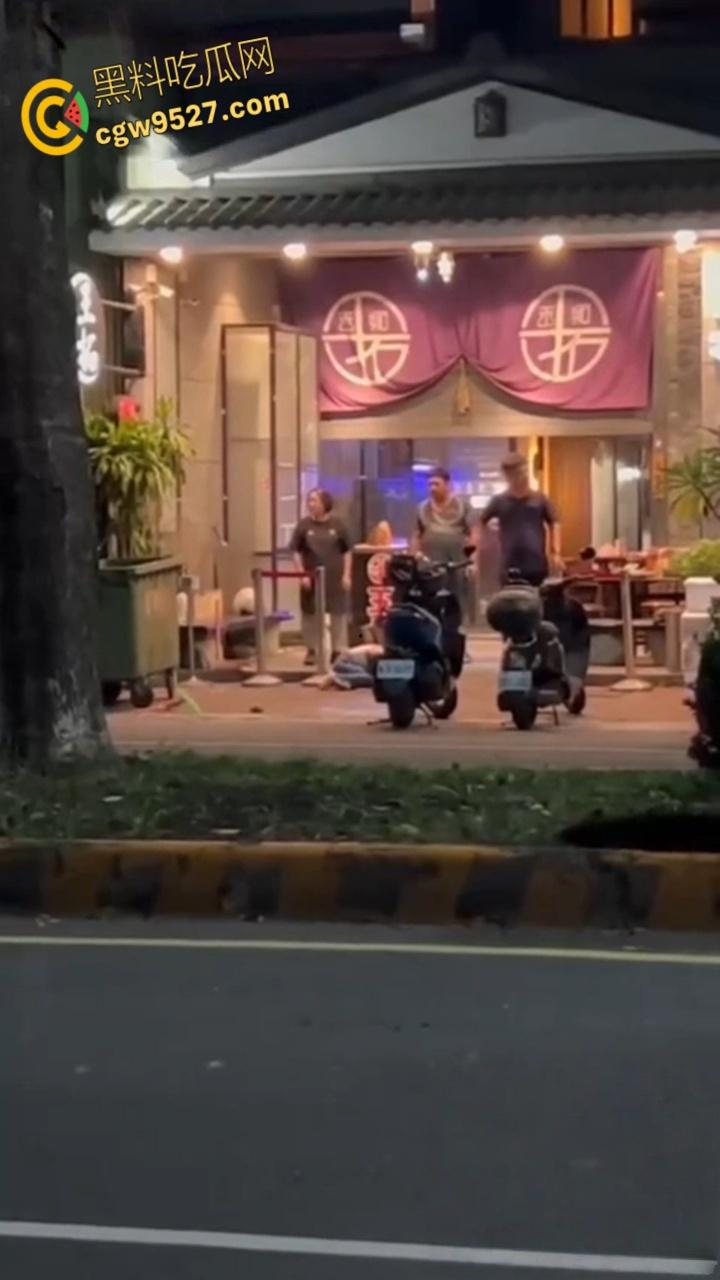 台湾高雄市郭姓男子,当街暴打23岁女友,持扫把狂殴致断扯发拖行,视频曝光过程全被拍 !-4