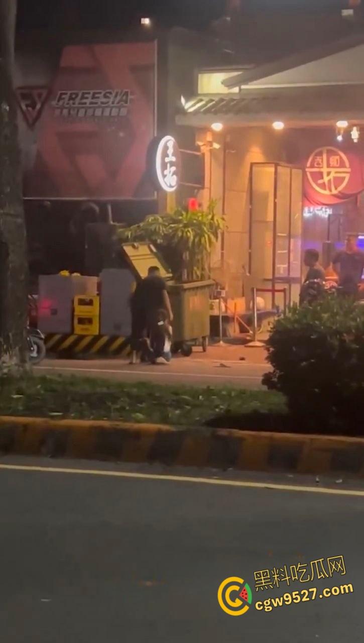 台湾高雄市郭姓男子,当街暴打23岁女友,持扫把狂殴致断扯发拖行,视频曝光过程全被拍 !-5