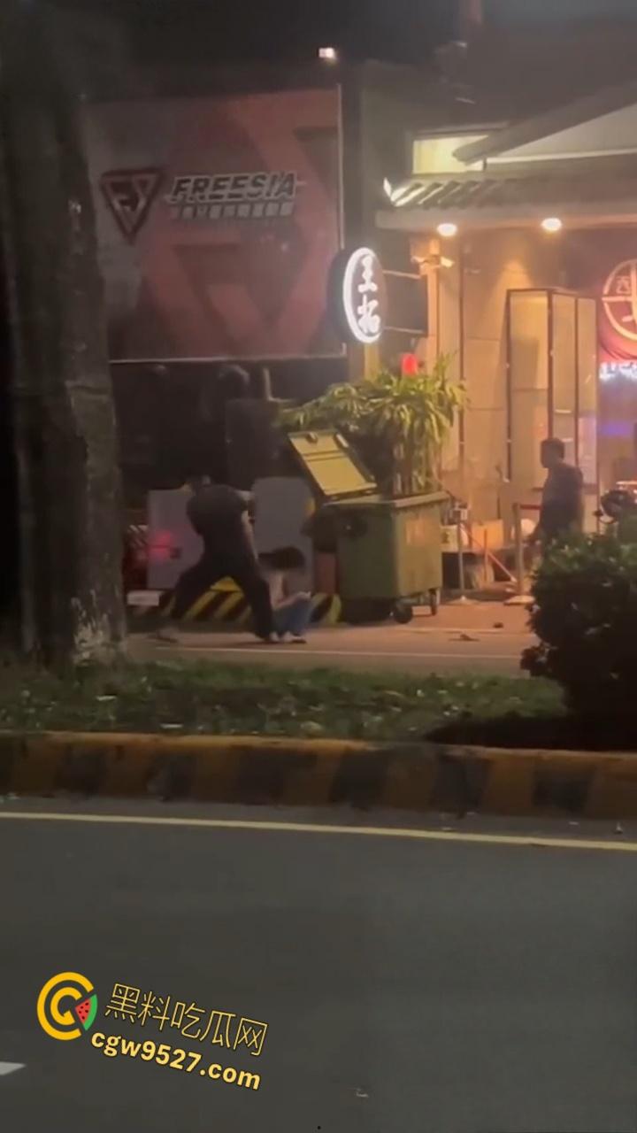 台湾高雄市郭姓男子,当街暴打23岁女友,持扫把狂殴致断扯发拖行,视频曝光过程全被拍 !-6