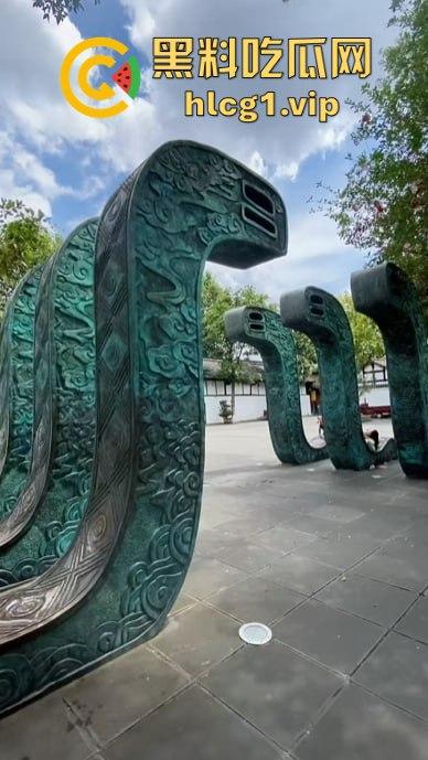 阆中贡院广场激情现场!阿姨大叔雕塑下大胆啪啪,胆子果然跟年龄成正比!-9