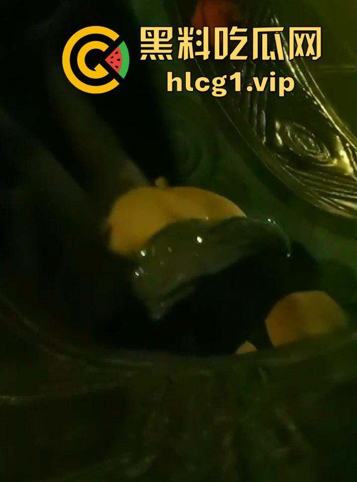 阆中贡院广场激情现场!阿姨大叔雕塑下大胆啪啪,胆子果然跟年龄成正比!-10