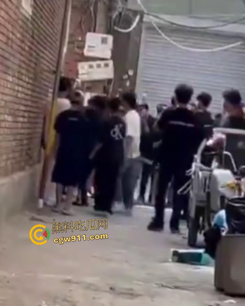 河北廊坊霸州胜芳镇，未成年围殴白衣受害者！小霸王拳脚如雨点狂砸，围观群众起哄拍摄嘲讽“奖励你的”！-1