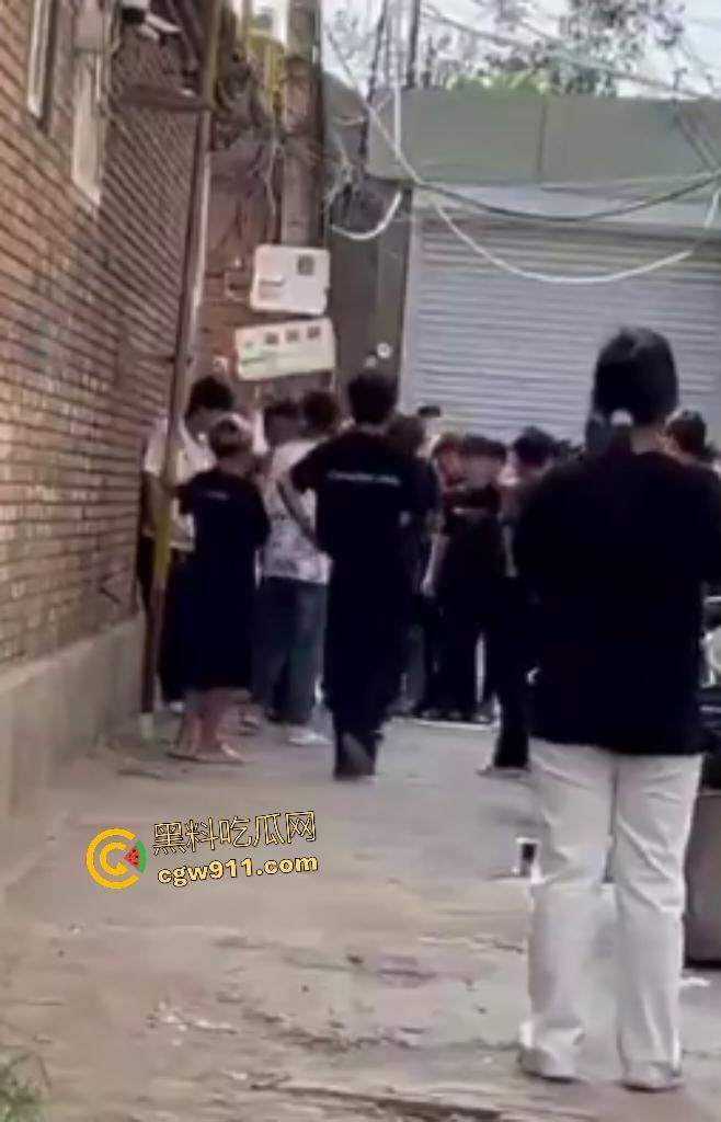 河北廊坊霸州胜芳镇，未成年围殴白衣受害者！小霸王拳脚如雨点狂砸，围观群众起哄拍摄嘲讽“奖励你的”！-3