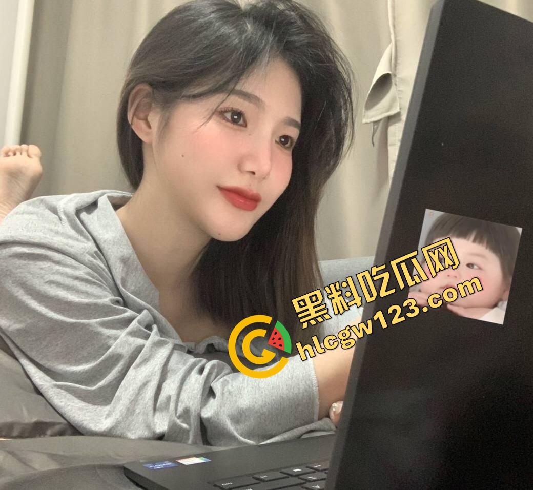 年轻骚妹小区椅子上亲热,真空出门方便男友揉奶,衣服一掀奶头当众弹出来,楼上邻居阳台吃瓜偷拍!-4