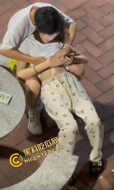 年轻骚妹小区椅子上亲热,真空出门方便男友揉奶,衣服一掀奶头当众弹出来,楼上邻居阳台吃瓜偷拍!-11